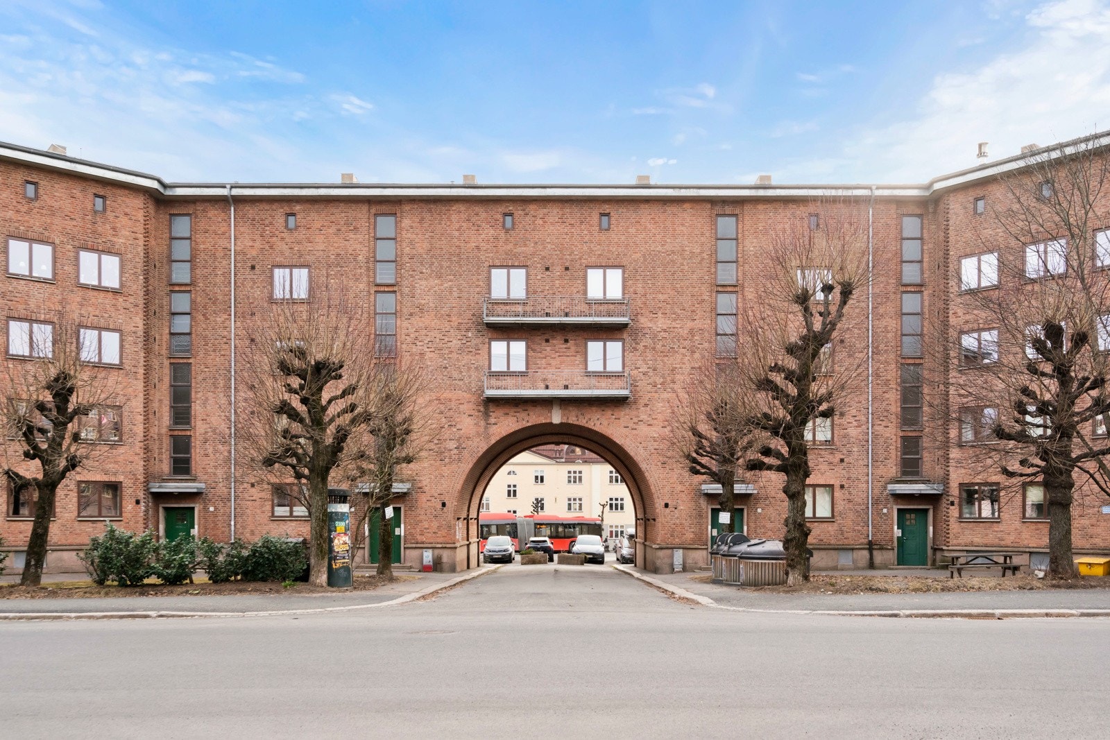 Selgers ord: "Torshov er et område med betydelig sjarm og mange kvaliteter. Vi elsker gårdsrommene og parkene; de er møteplasser og tiltrekker seg nærområdets beboere." Galleribilde