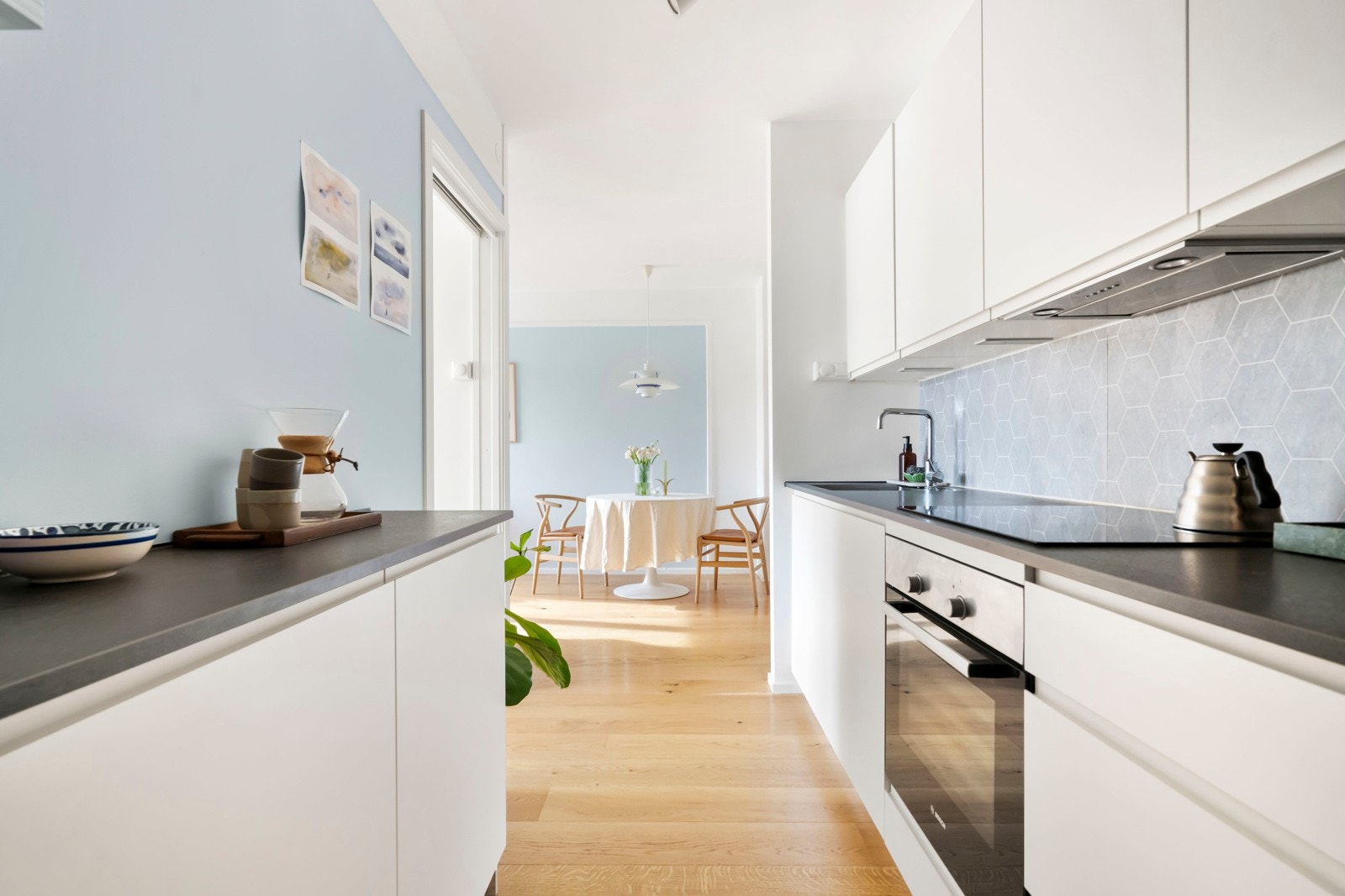 Det er god plass til spisebord i tilknytning til stuen. Overflatene ble malt i 2025 og kjøkkenet er fra 2017. Galleribilde