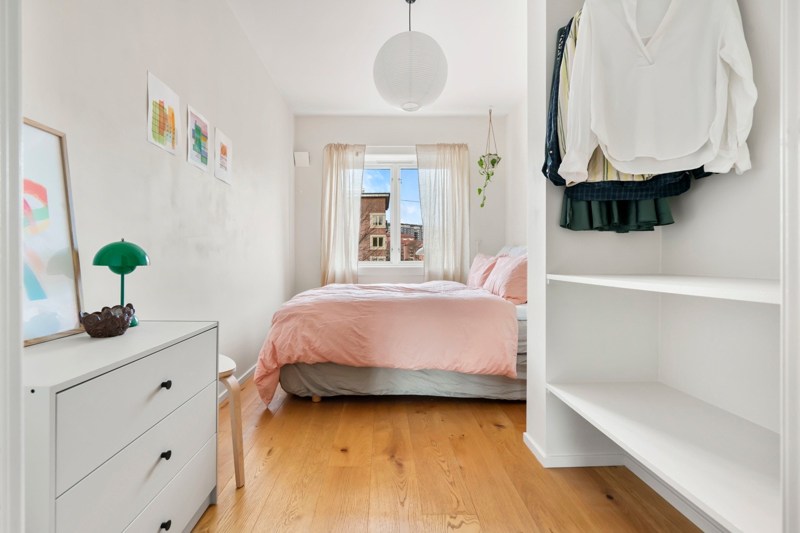 Hovedsoverommet er også av god størrelse, med plass til dobbeltseng og tilhørende møblement. Rommet vender mot nord-øst, som sikrer en sval og behagelig temperatur. Galleribilde