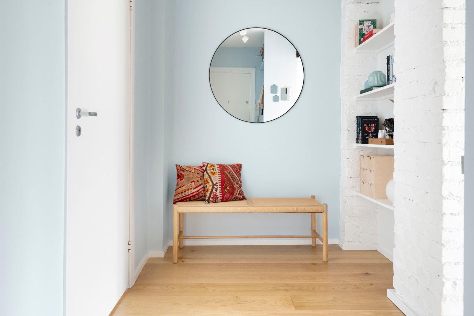 Lys og innbydende entré med svært gode oppbevaringsmuligheter i spesialtilpassede skap og hyller. Galleribilde