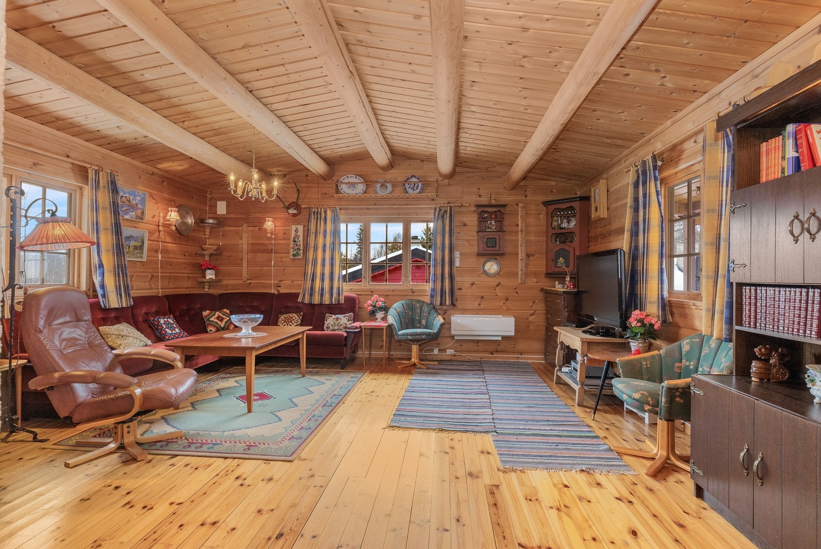 Trivelig stue med vedovn og varmepumpe Galleribilde