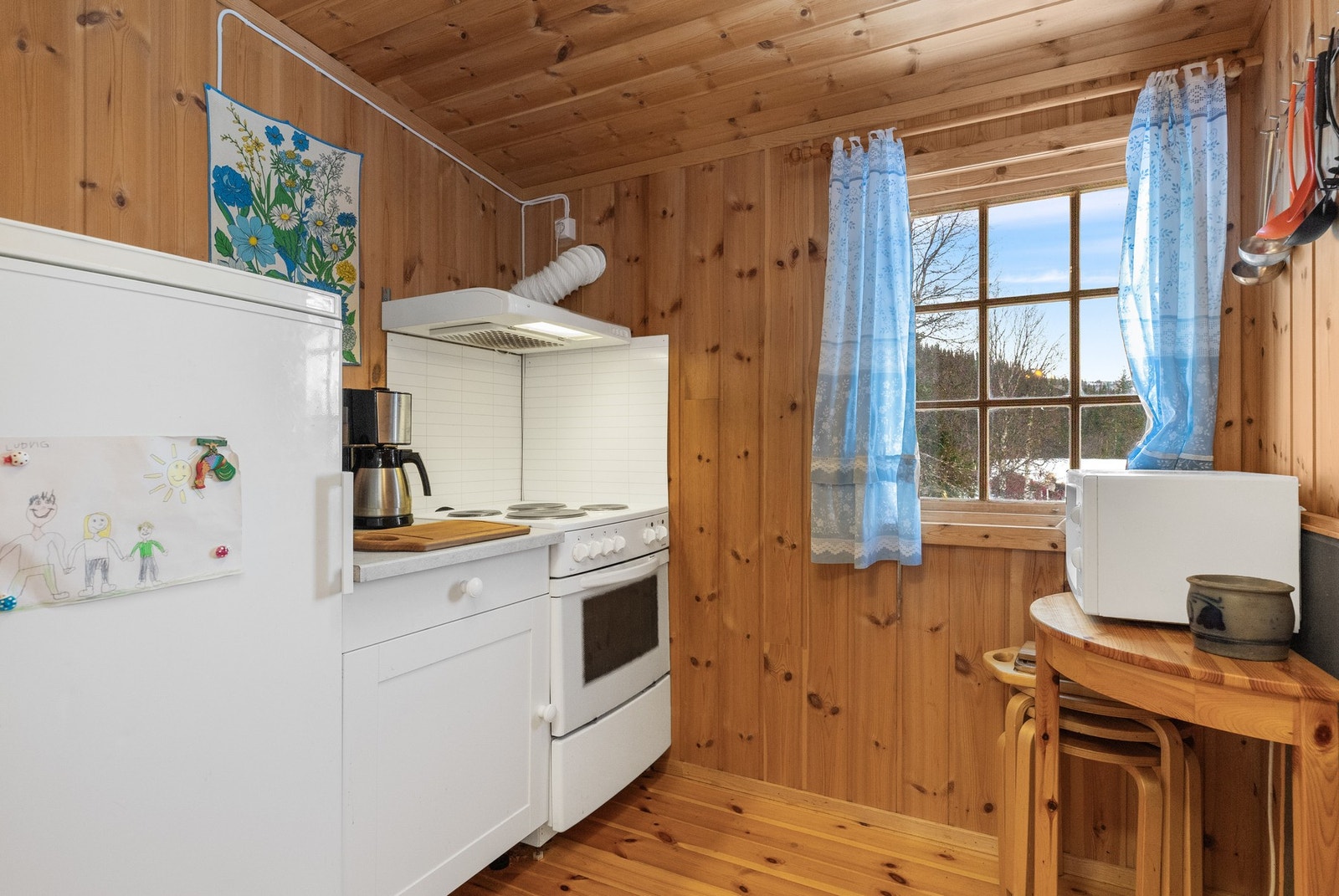 I den innerste delen er det stekeovn, benkeskap og kjøleskap Galleribilde