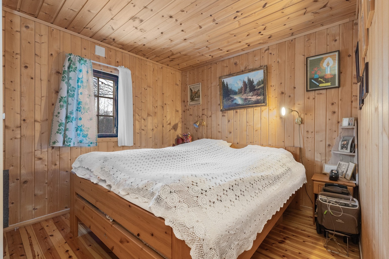 Hytta har 3 soverom hvor to av de med plass til dobbeltseng og skap Galleribilde