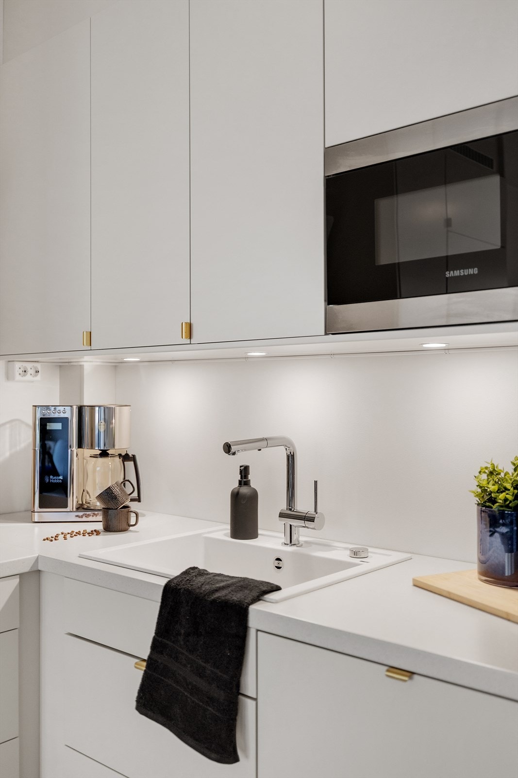 Det er integrert kjøl/fryseskap, oppvaskmaskin, induksjonstopp og stekeovn. Vannstoppsystem og komfyrvakt Galleribilde