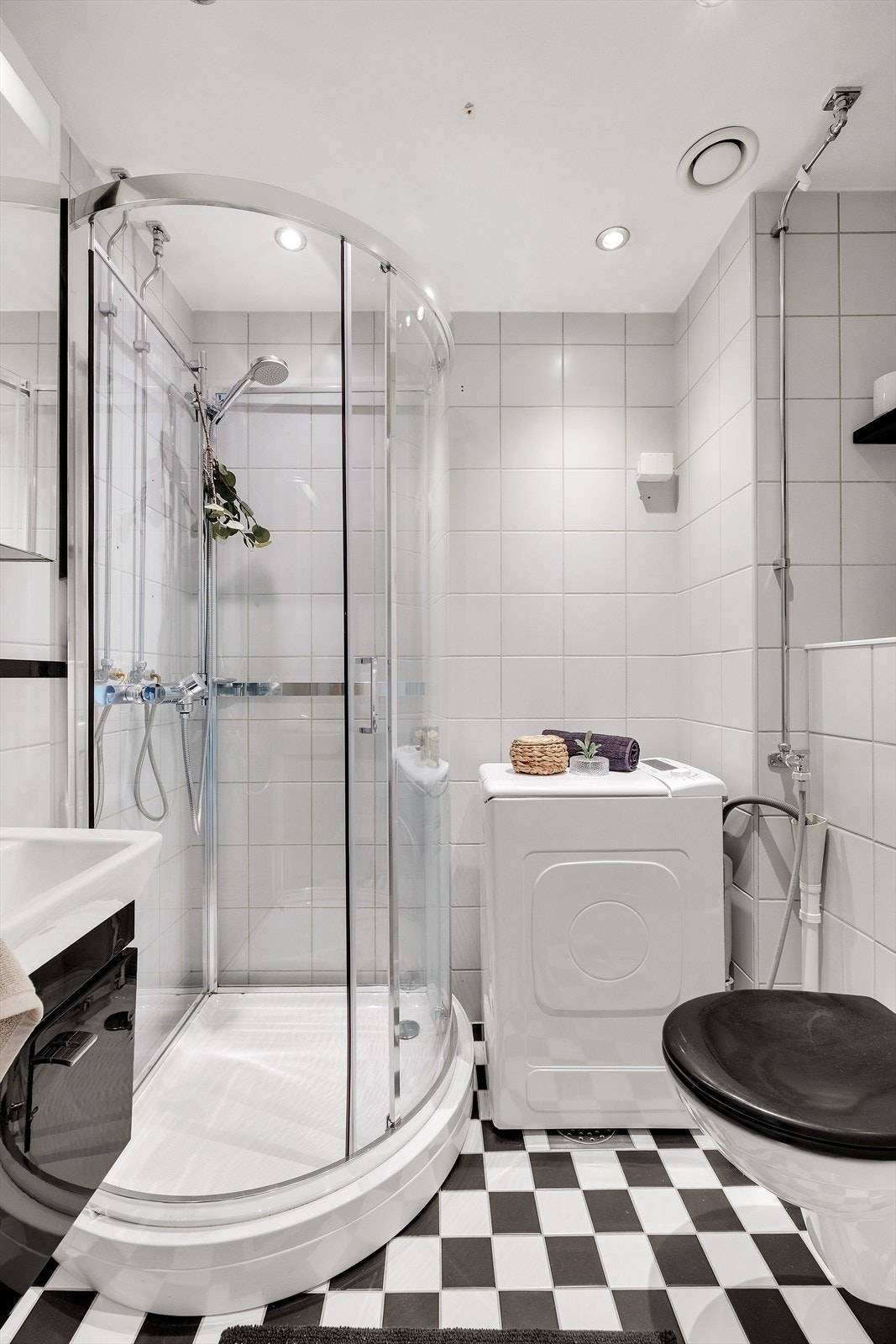 Pent flislagt bad med opplegg for vaskemaskin Galleribilde