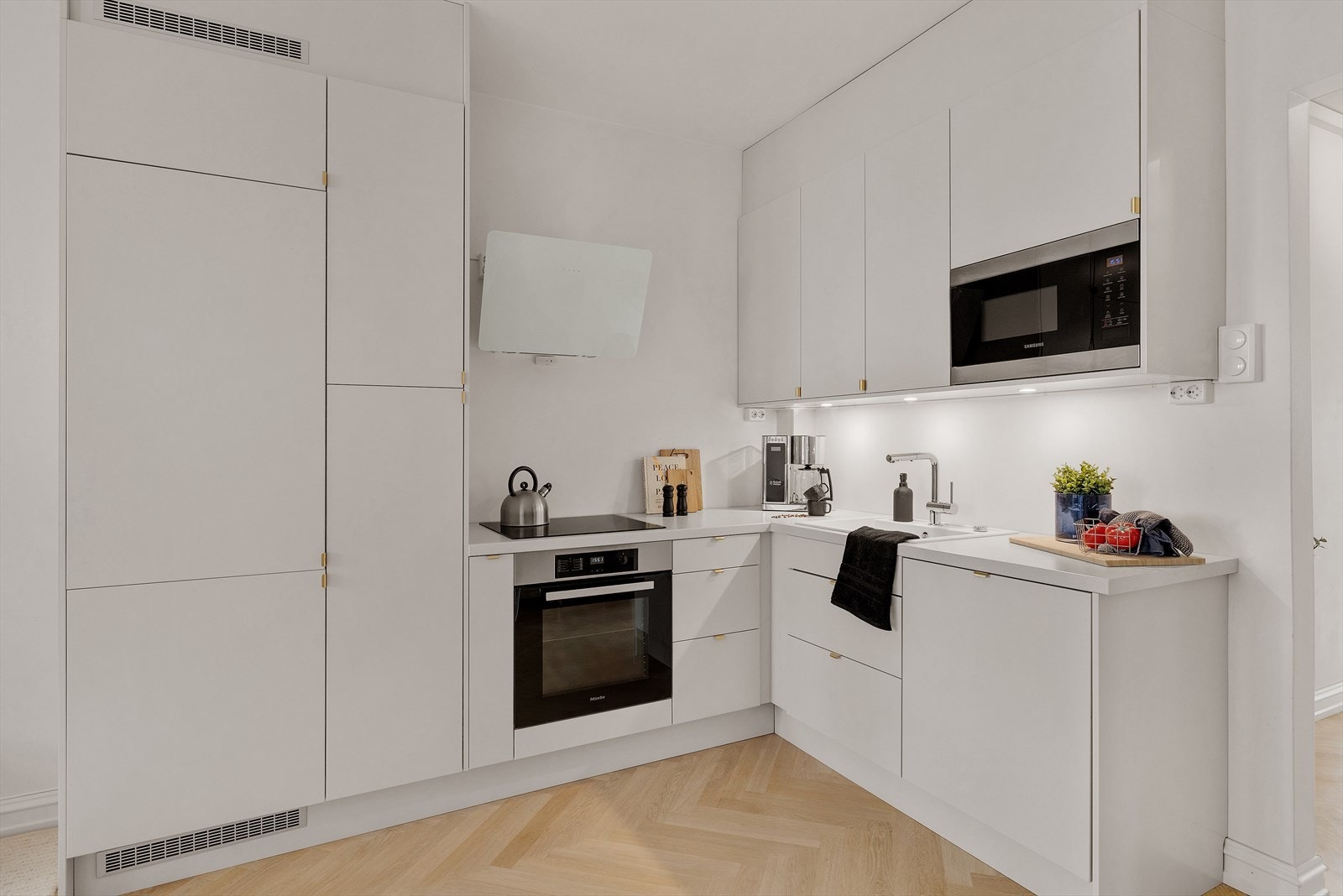 Lekkert kjøkken fra 2021 med integrerte hvitevarer Galleribilde