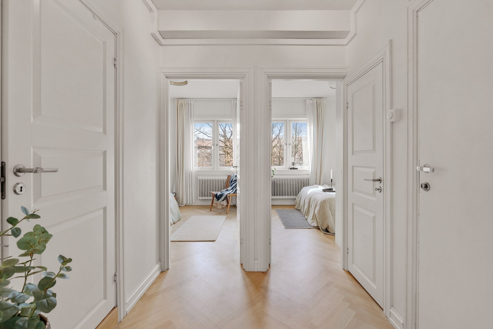 I 2020 ble det lagt 1-stavs eikeparkett i fiskebenmønster i leiligheten Galleribilde