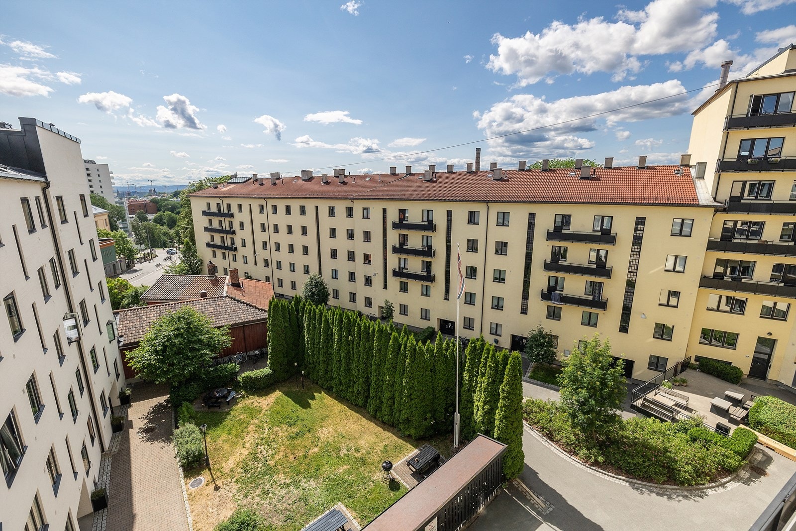 Leiligheten har en svært attraktiv beliggenhet midt mellom Grünerløkka og Torshov, med gangavstand til alt av kollektivtransport, butikker, kafeer, restauranter og utesteder Galleribilde