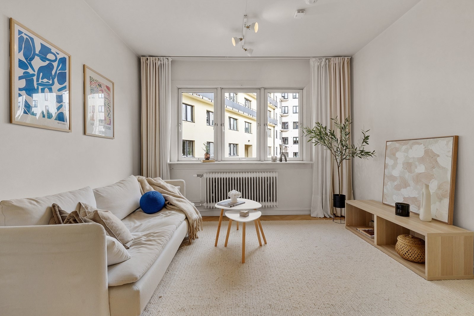 I stuen er det nok av plass til å møblere etter eget ønske og behov. Fra stuen er det dessuten utsikt til de flotte fellesarealene Galleribilde