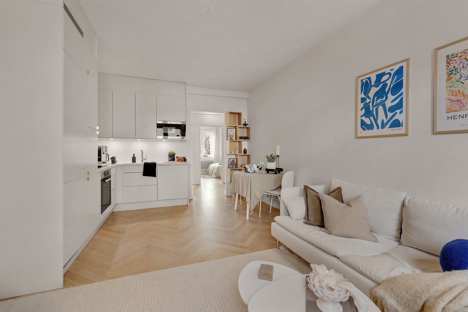 Med vinduer i begge ender og en generøs takhøyde oppleves denne leiligheten svært gjennomlys og luftig! Galleribilde