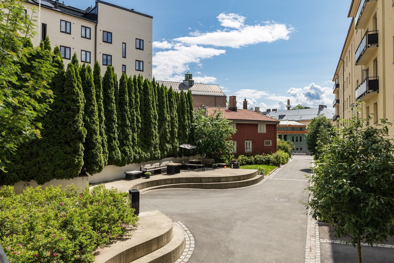 Området har også mange grønne lunger som Birkelunden, Olaf Ryes plass, Sofienbergparken, Kubaparken og Grünerhagen Galleribilde