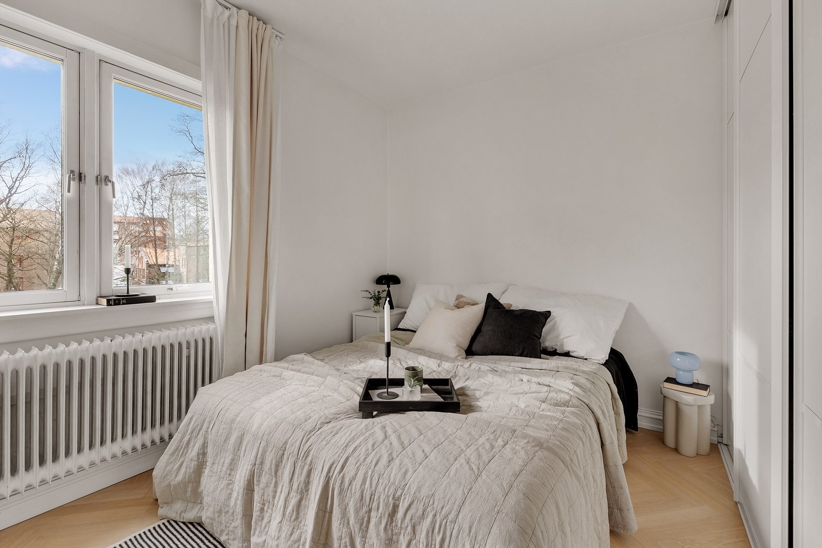 Romslig skyvedørsgarderobe medfølger Galleribilde