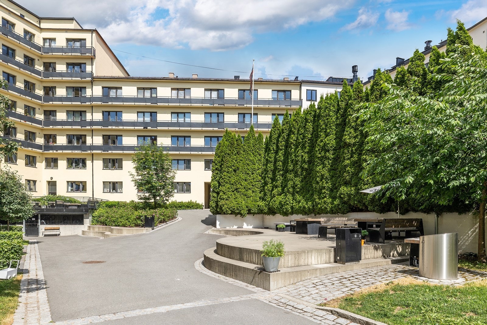 I nærområdet finner du flere dagligvarebutikker som Meny, Coop Mega og Rema 1000, og bare noen få minutter unna ligger noen av Løkkas mest kjente spisesteder Galleribilde