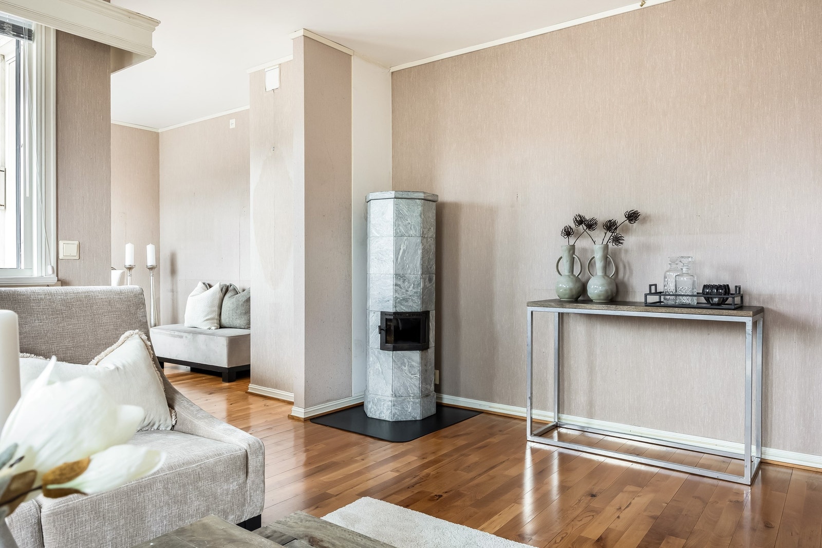 En flott klebersteinsovn med glassdør sikrer varme og hygge på kjøligere dager. Galleribilde