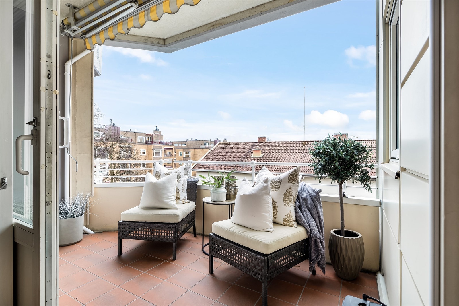 Utgang til en syd-vest vendt balkong på 6 kvm fra fra stue som vender mot gårdsrommet. Galleribilde