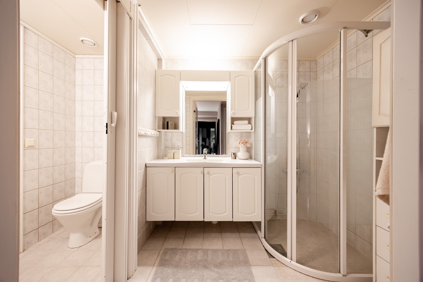 Badet er fra byggeåret med direkte gjennomgang til toalettrommet vegg i vegg. Galleribilde