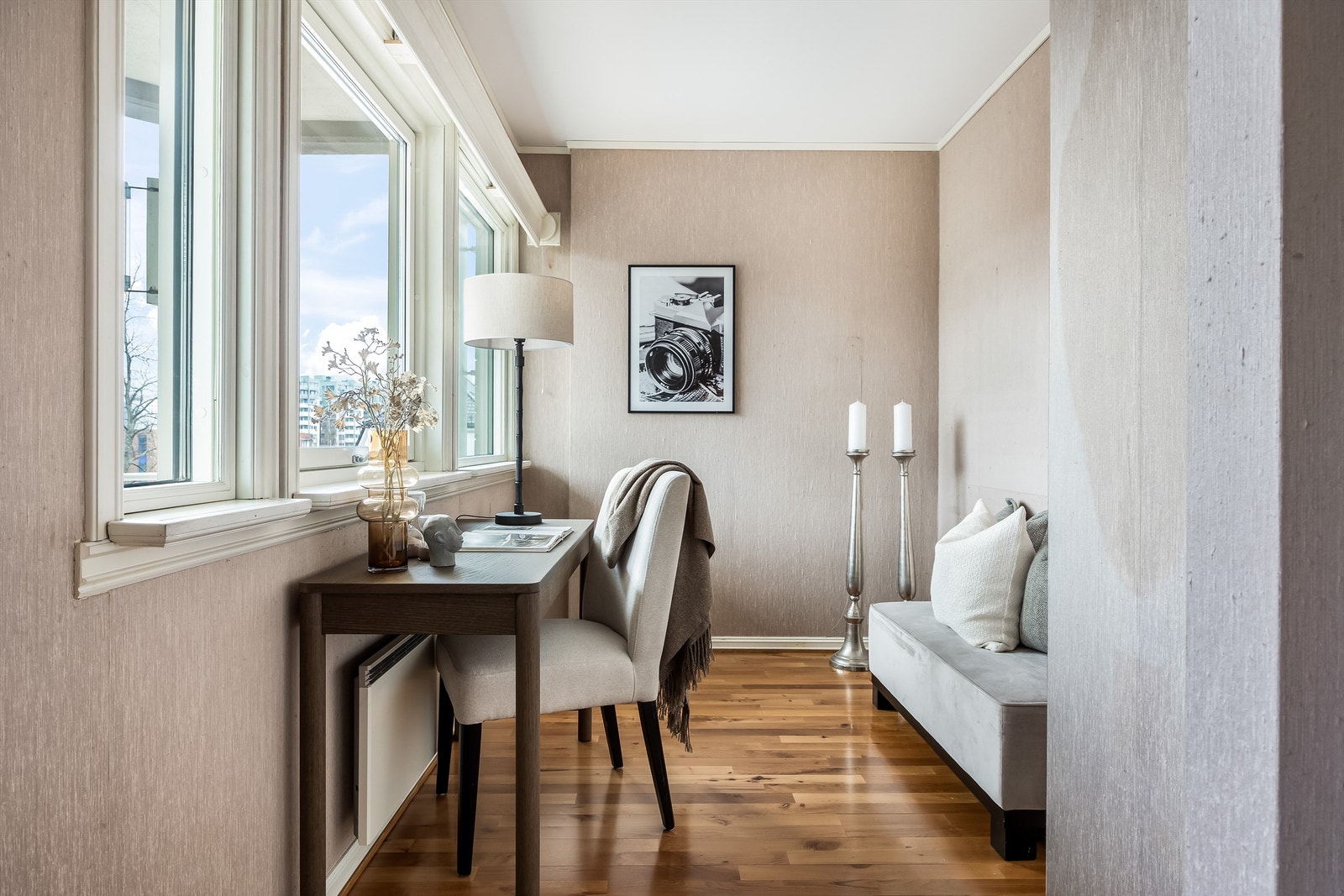 Stuens utforming gjør det mulig å dele av og innrede kontor/gjesterom el fra dette rommet. Galleribilde