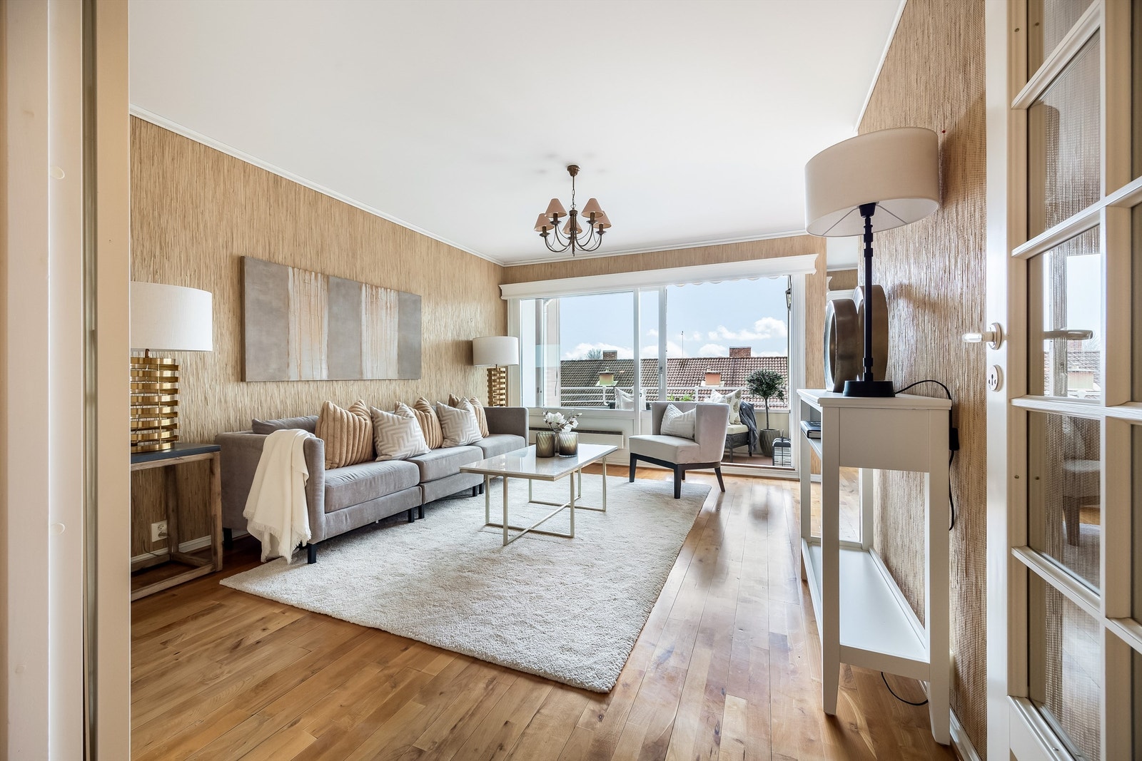 Doble dører med glass mellom hall og den ene stuen. Galleribilde