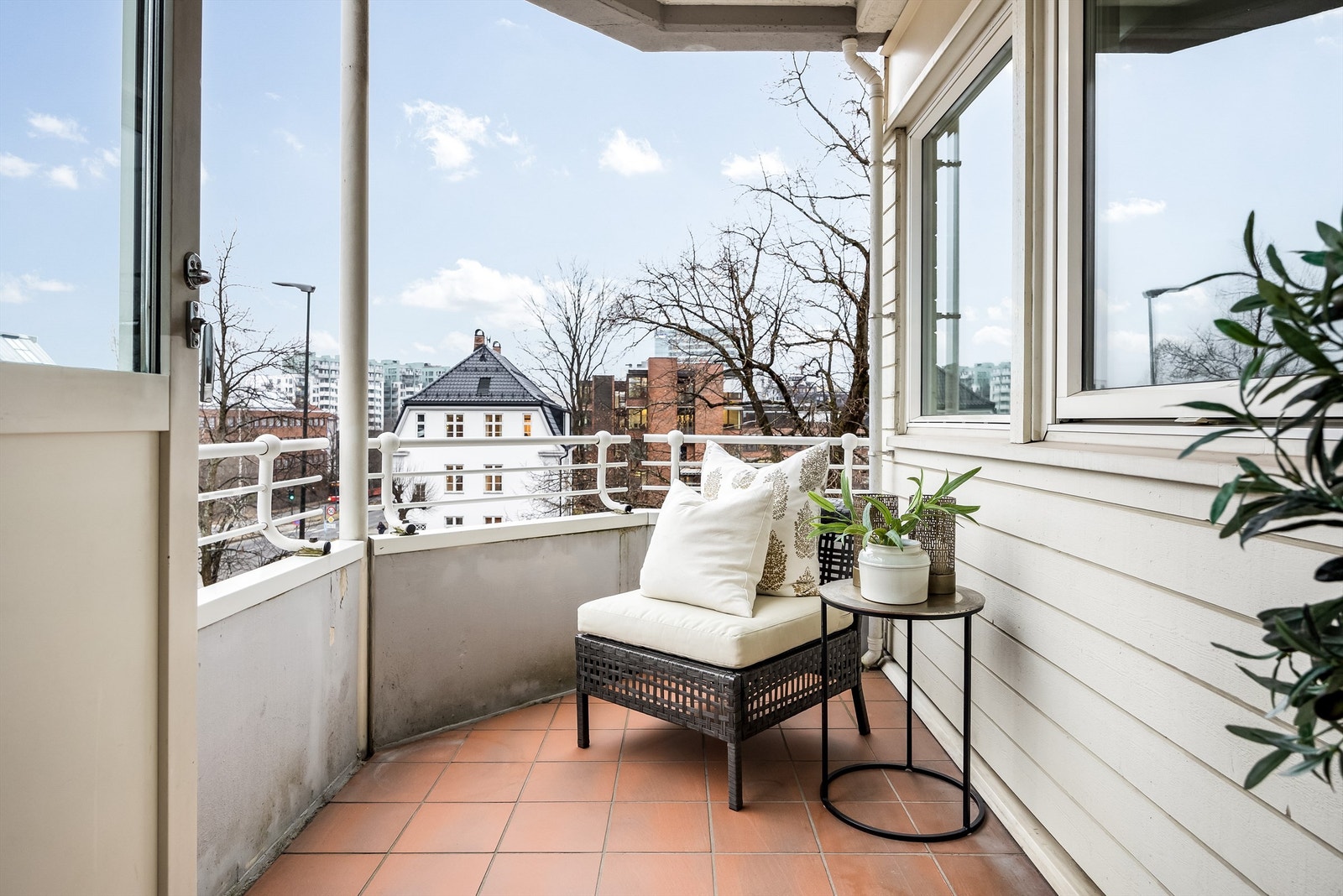 Begge balkongene har gulvflater av betong belagt med gulvfliser, samt rekkverk av betong og metall. Galleribilde