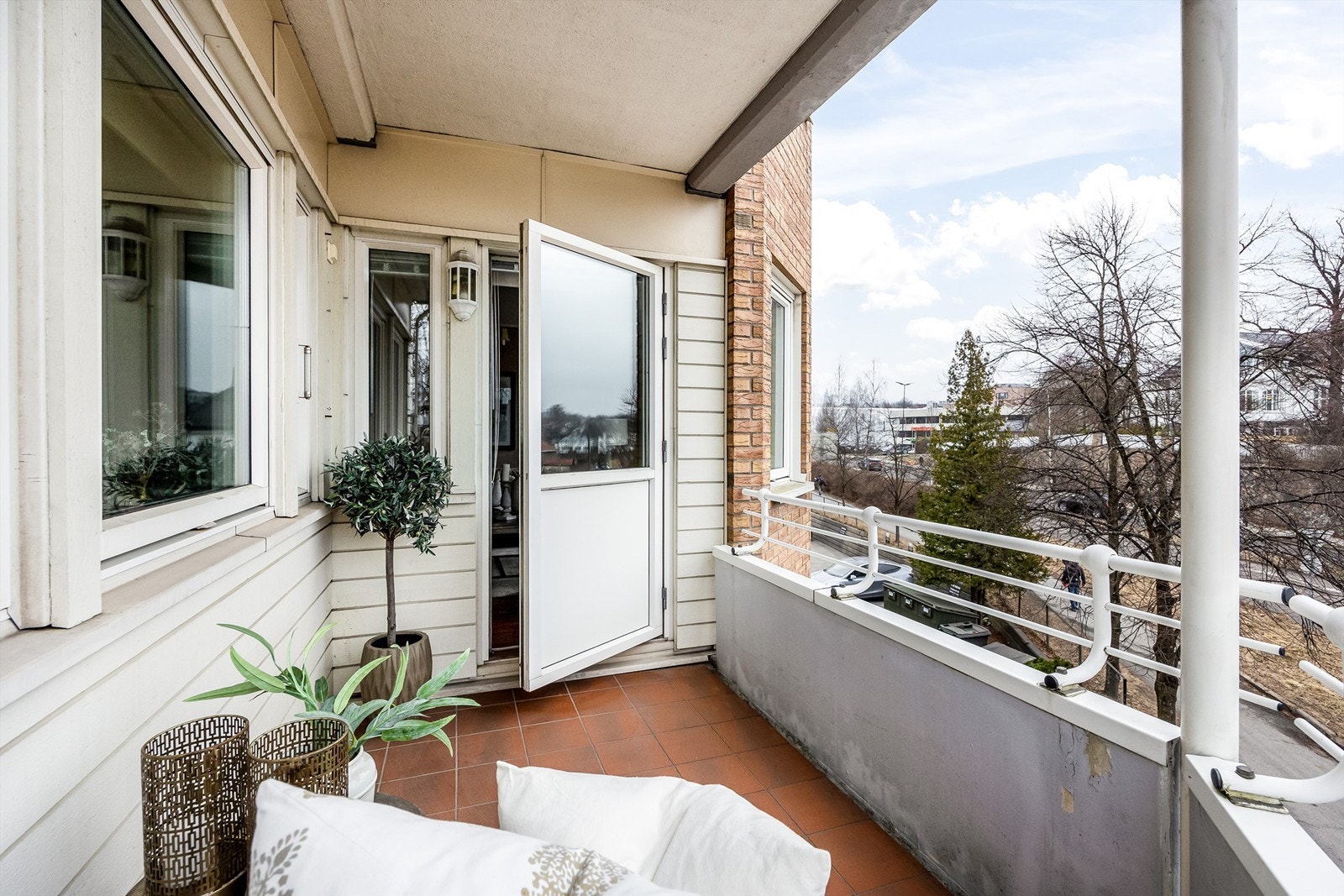 Den nord-øst vendte balkongen har utgang fra stue 2 og er en overbygget balkong på ca. 5 kvm. Galleribilde