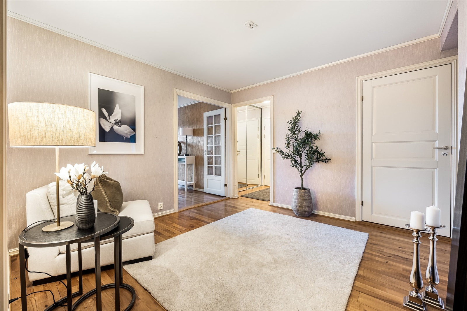 Hallen binder flere av rommene i leiligheten sammen. Galleribilde