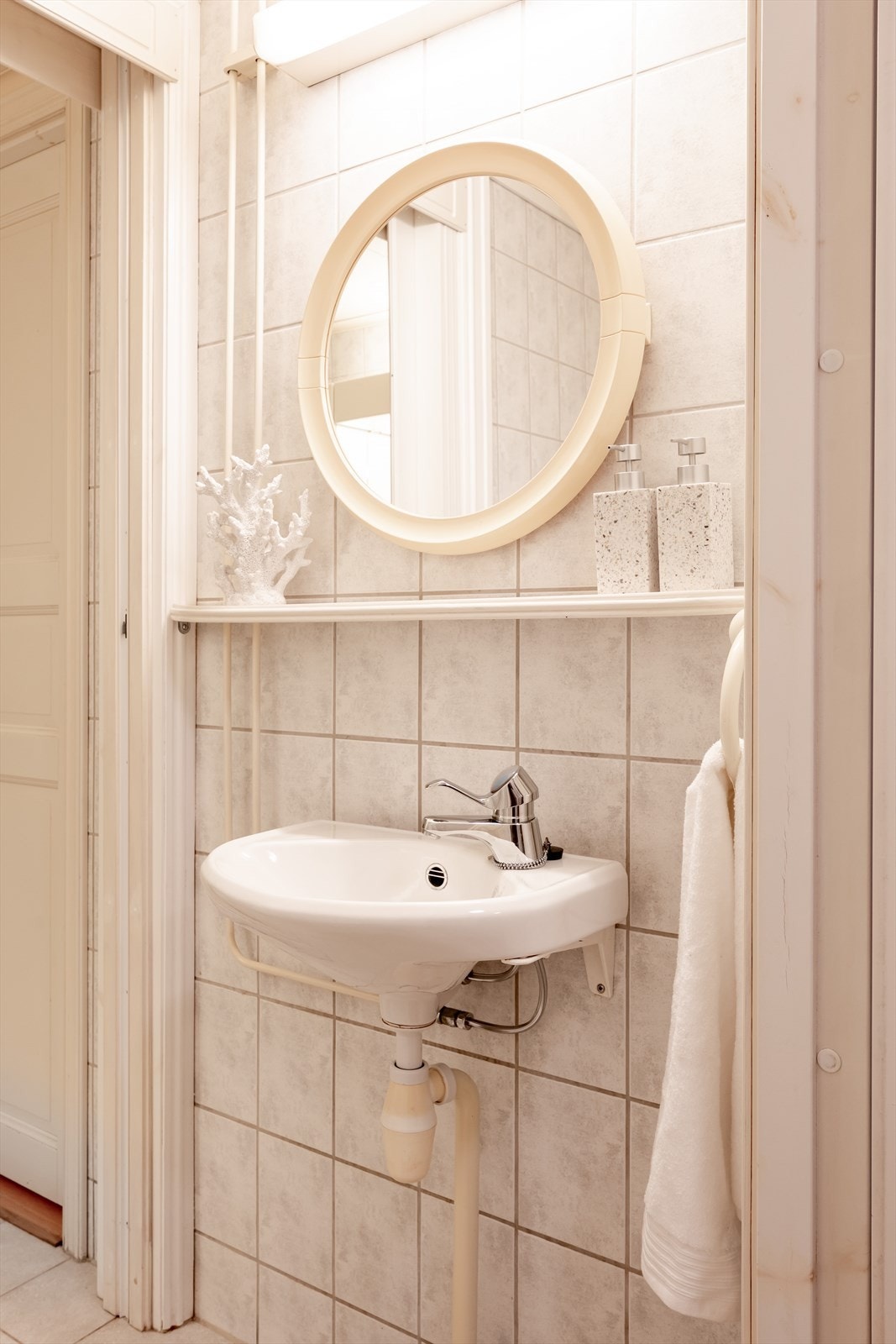 Toalettrommet ligger i tilknytning til badet, adskilt med foldedør. Galleribilde