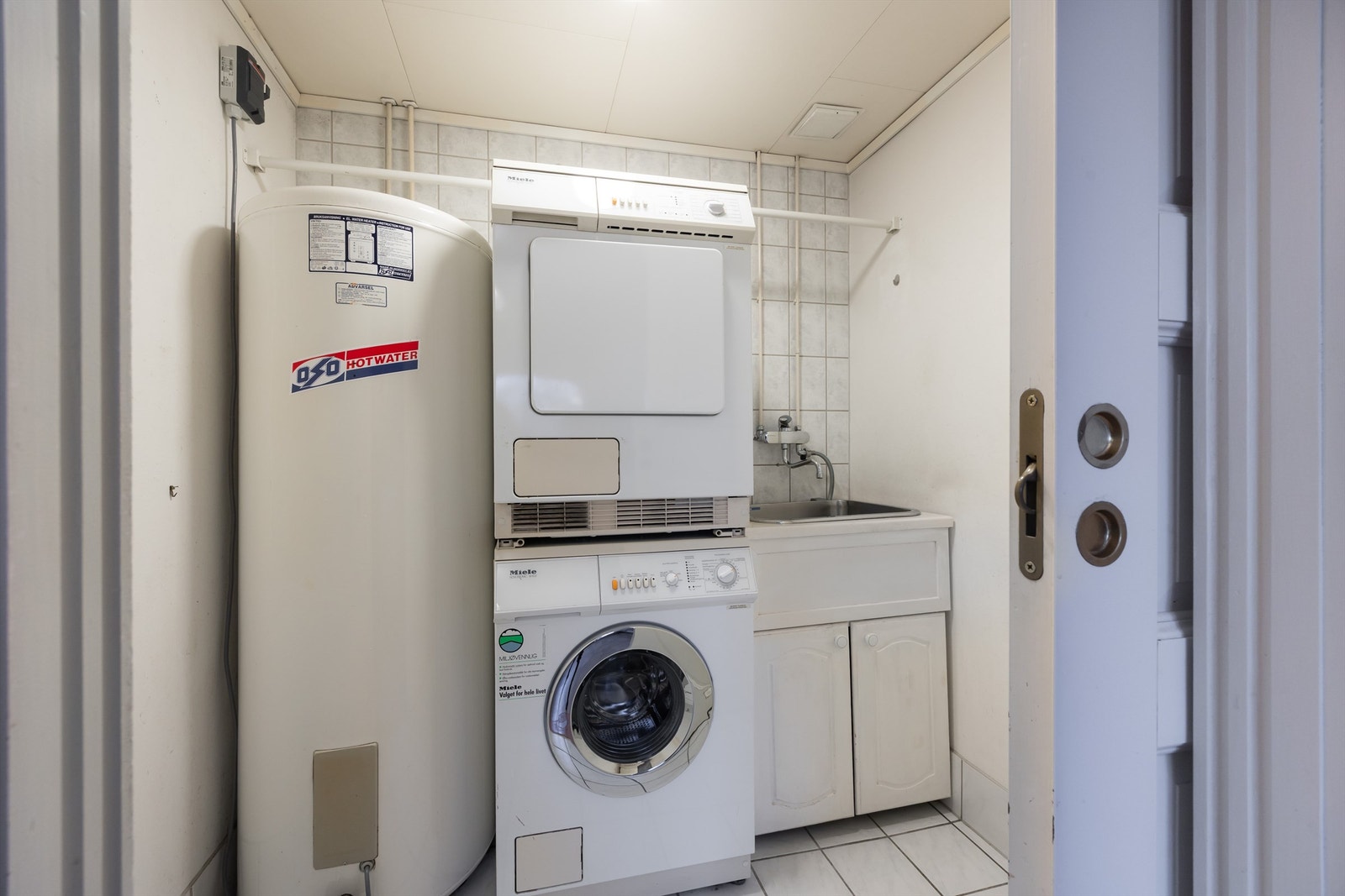 Fra kjøkkenet har man direkte tilgang til vaskerommet. Galleribilde