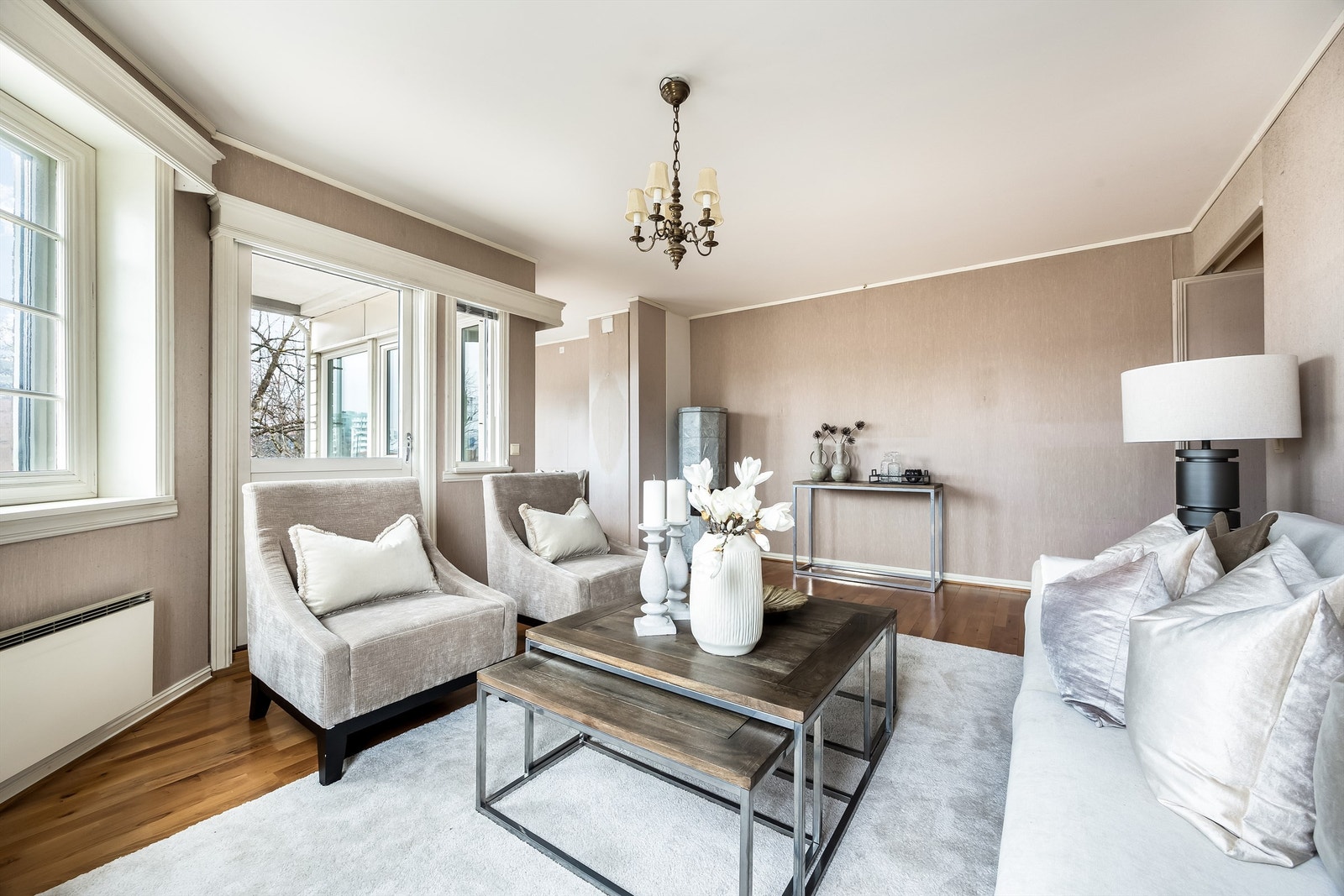 Lys og hyggelig dagligstue med plass til salong og salongbord. Galleribilde