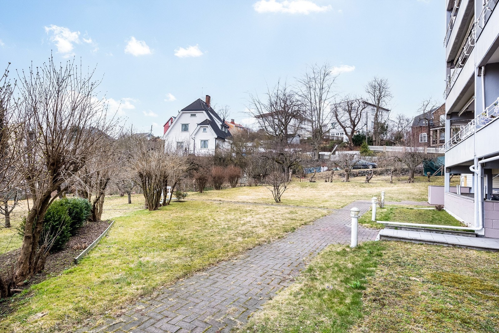 Tomten er flott opparbeidet med asfalterte gårdsplass og en grønn oase av en hage hvor du kan vandre mellom epletrærne. Galleribilde