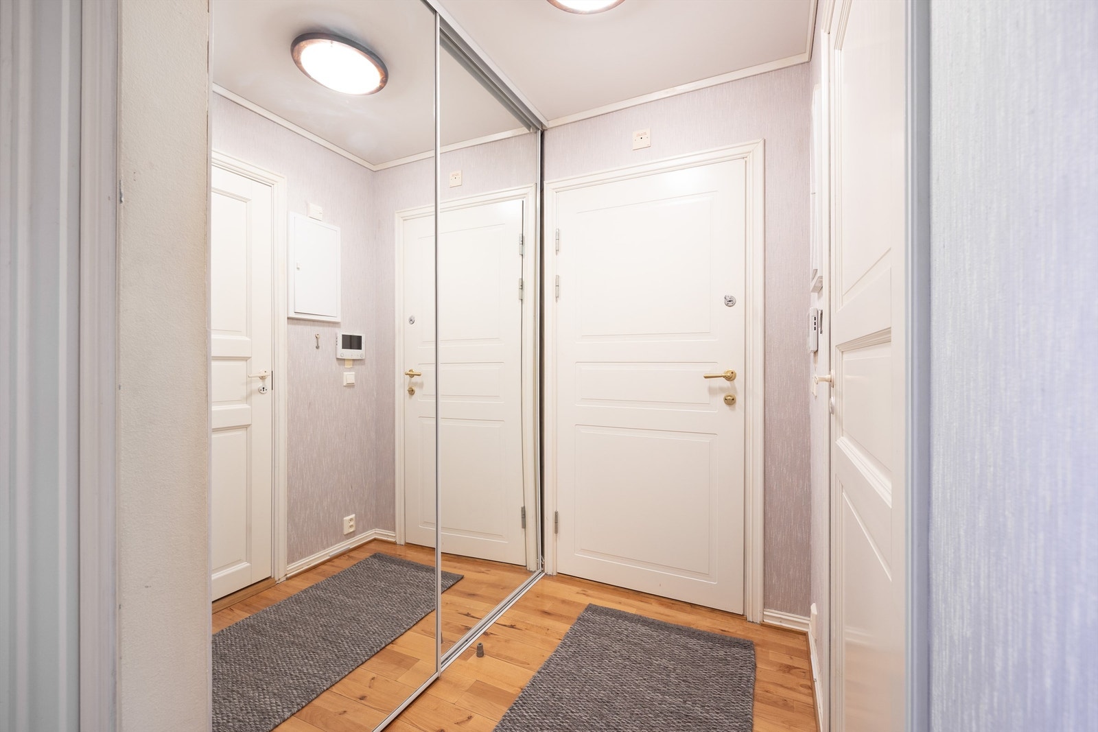 Entré har skyvedørsgarderobe med god plass til klesoppheng og oppbevaring av sko. Galleribilde