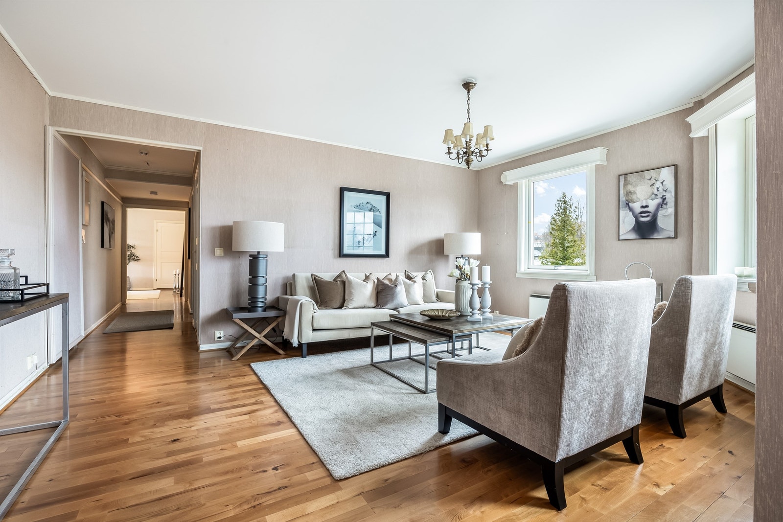 Stue to ligger i andre enden av leiligheten. Galleribilde