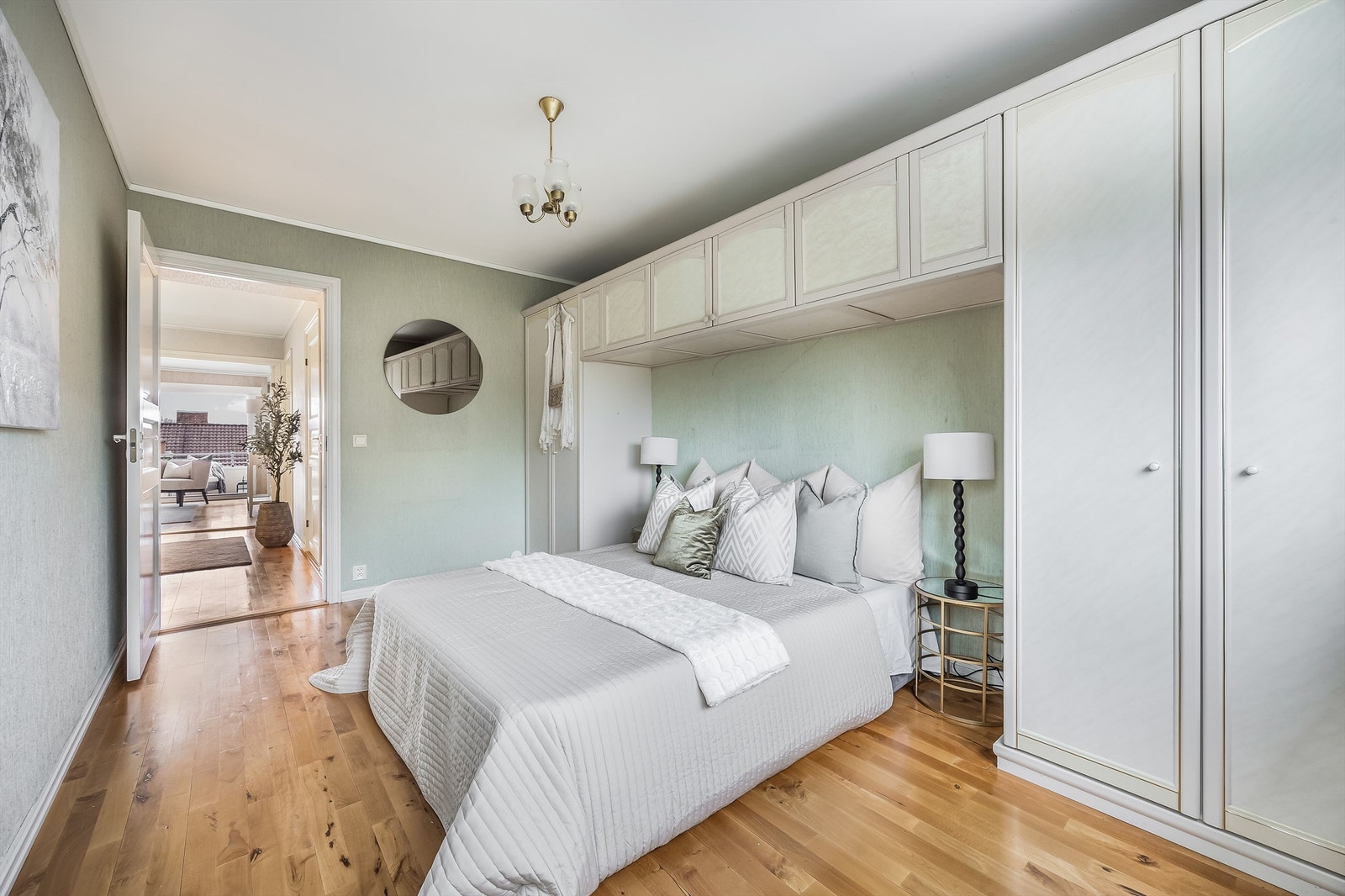 Leiligheten har to romslige soverom med garderobeskap. Galleribilde