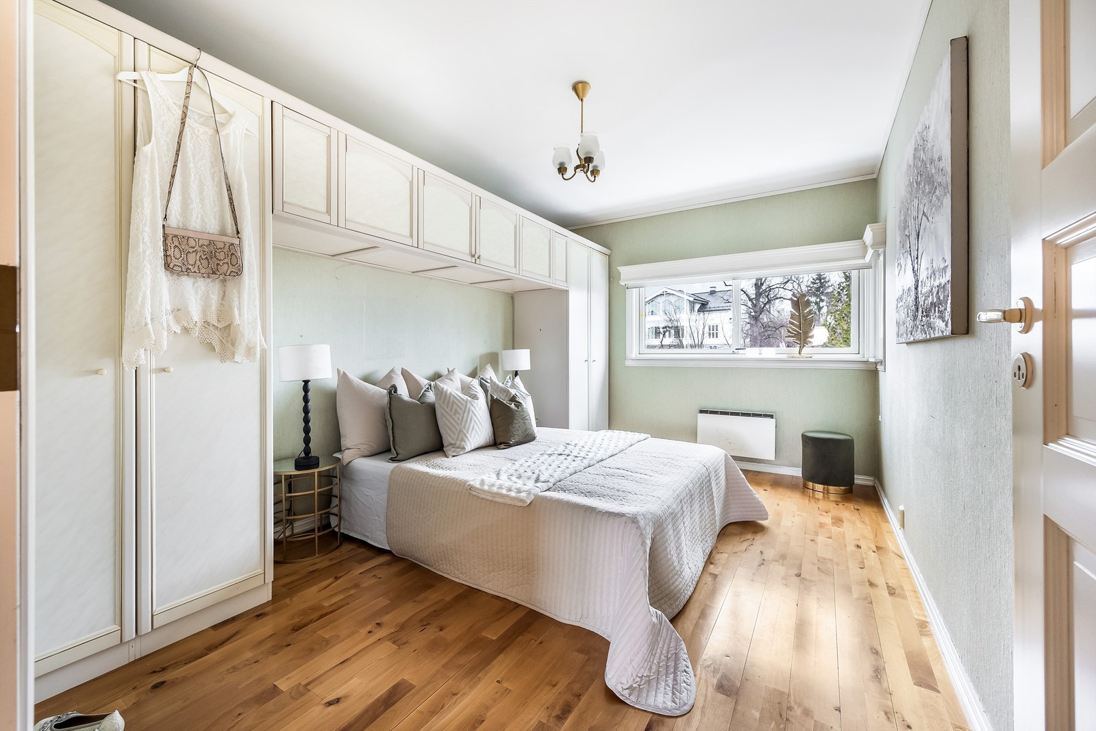 Hovedsoverommet har godt med plass til dobbeltseng med tilhørende nattbord. Galleribilde