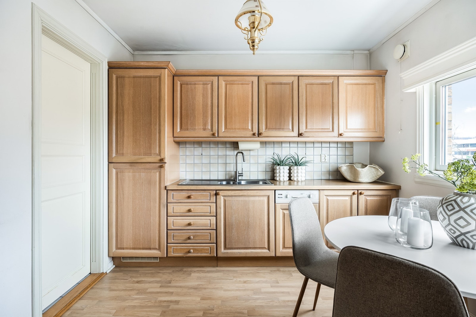 Under oppvaskkum er det montert stoppekran og husbrannslange tilkoblet vann. Galleribilde