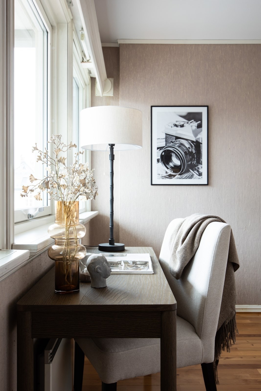 Leiligheten har store vindusflater. Galleribilde