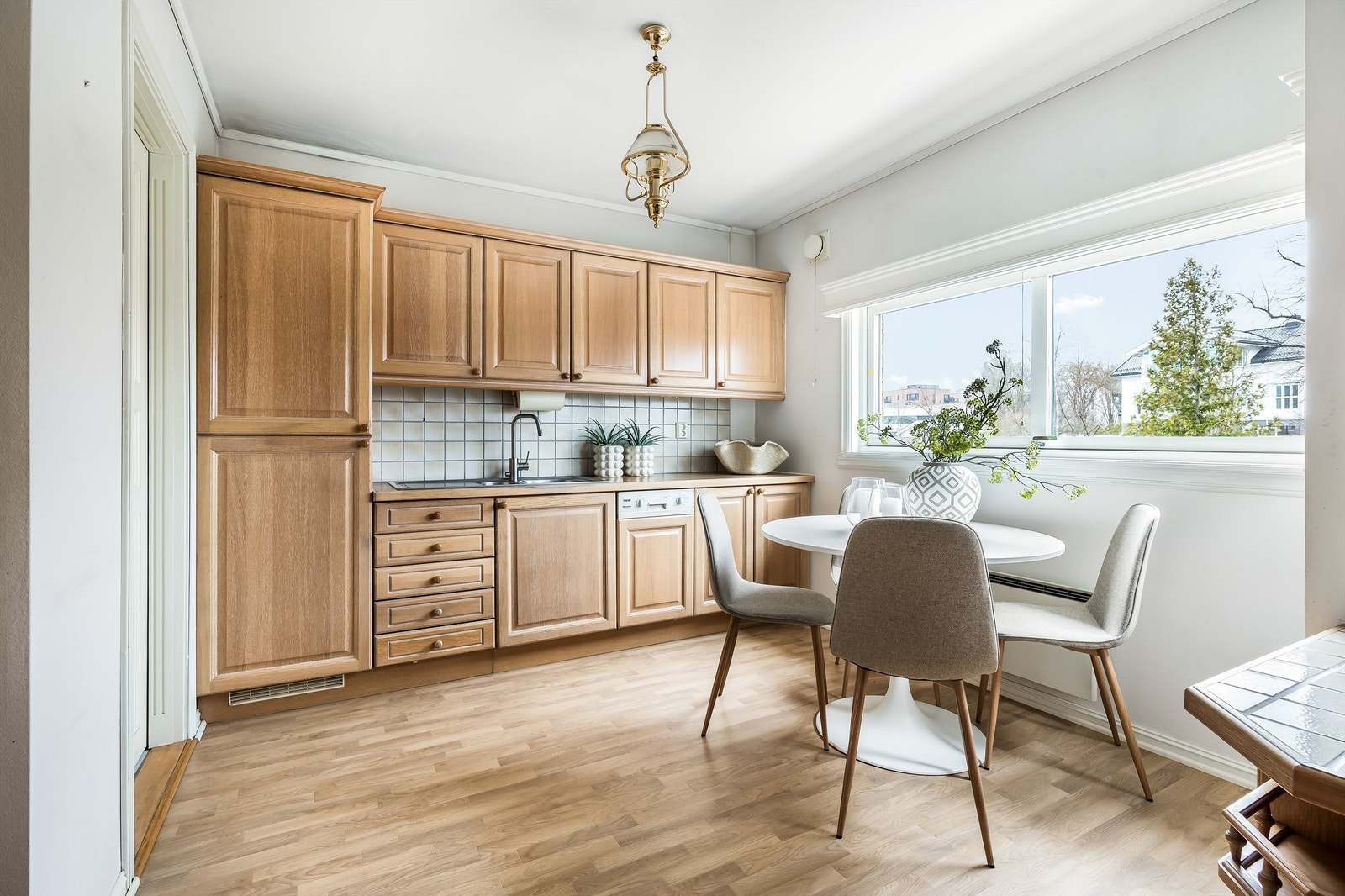 Meget velutstyrt kjøkkeninnredningen med profilerte fronter i kalket eik fra GT Interiør AS. Galleribilde