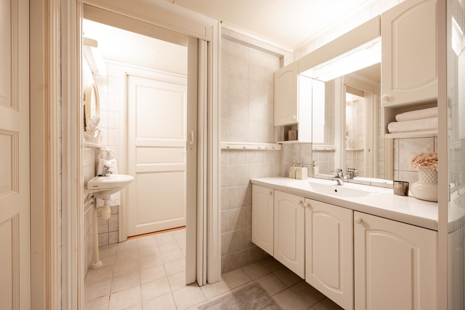 Praktisk foldedør muliggjør å stenge av mellom baderom og toalettrom. Galleribilde