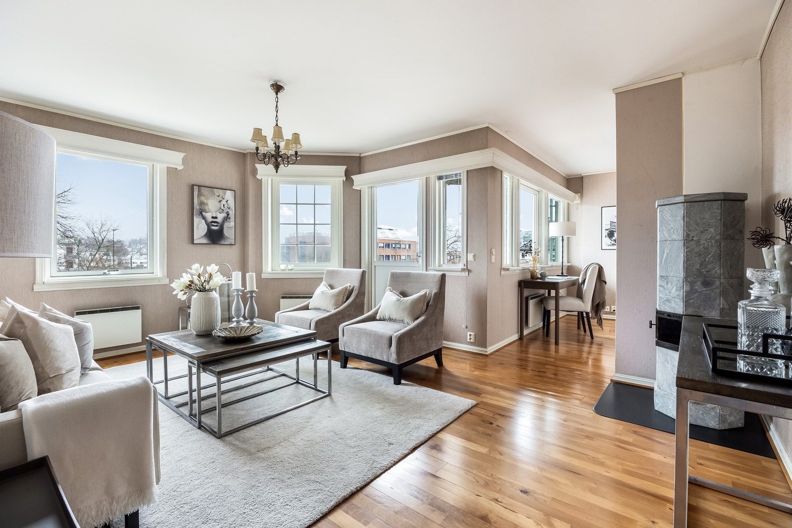 Opprinnelig var dette to boligseksjoner som ble kjøpt samlet og slått sammen til en storslagen og innholdsrik bolig før innflytting. Galleribilde