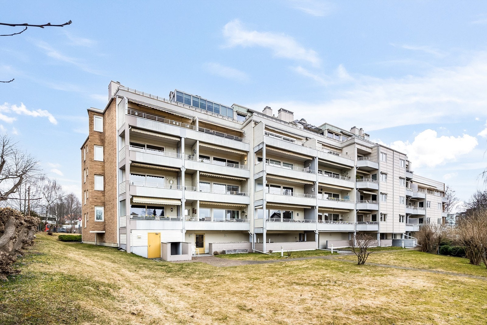 Boligen ligger i grønne og idylliske omgivelser i et meget representativt område ved Frognerparken, med populære tur- og rekreasjonsmuligheter like utenfor. Galleribilde