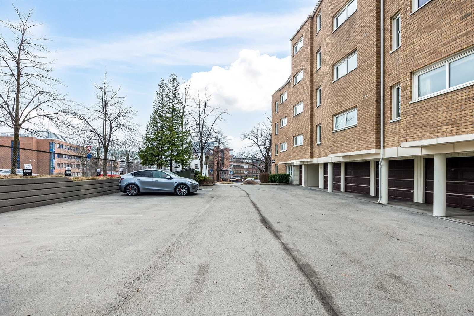 Med seksjonen følger parkeringsplass med elbil-lader i felles garasjeanlegg med heis opp til leiligheten. Galleribilde