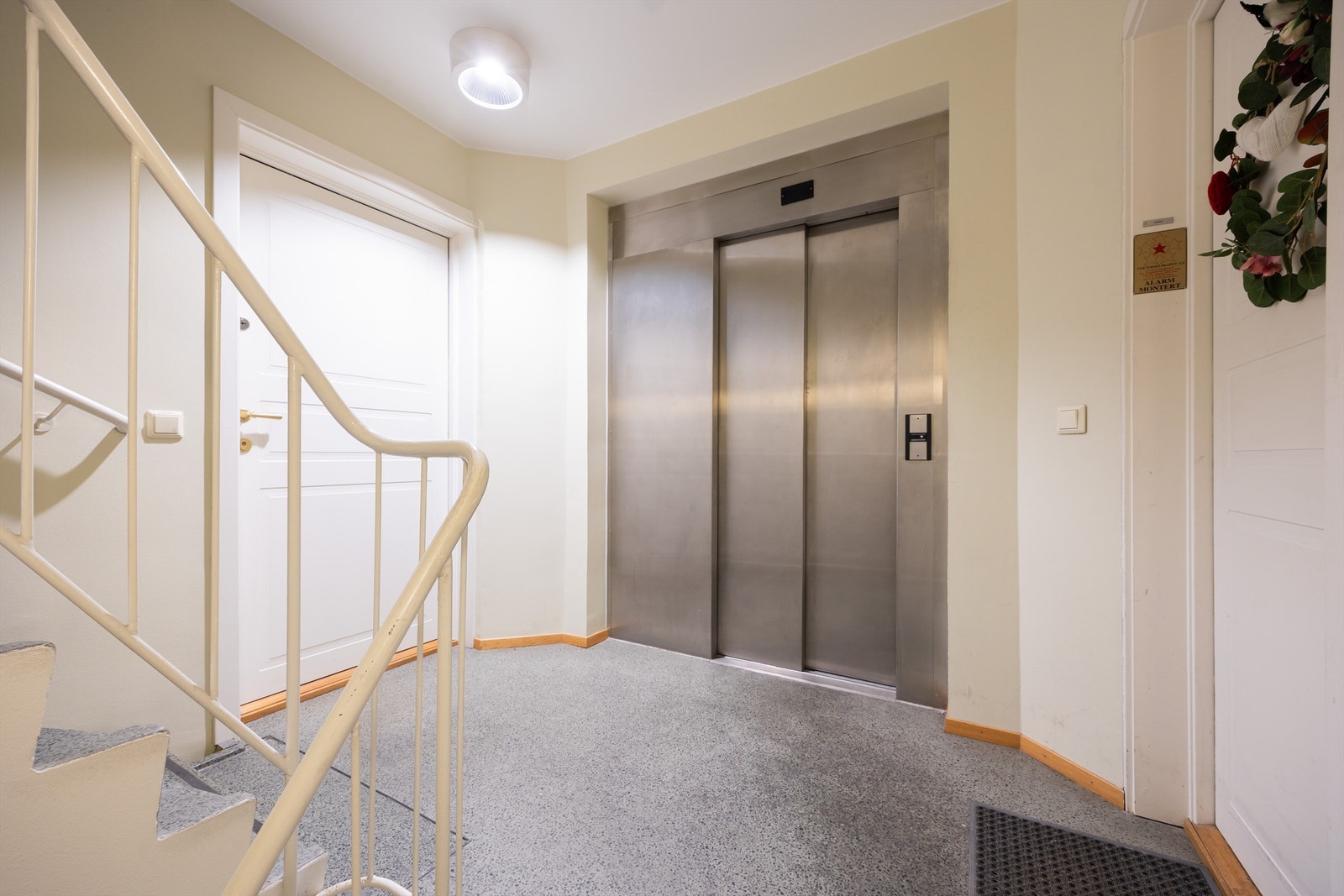 Med leiligheten følger garasjeplass med elbillader, og det er heis fra garasje til leilighetsplan. Galleribilde