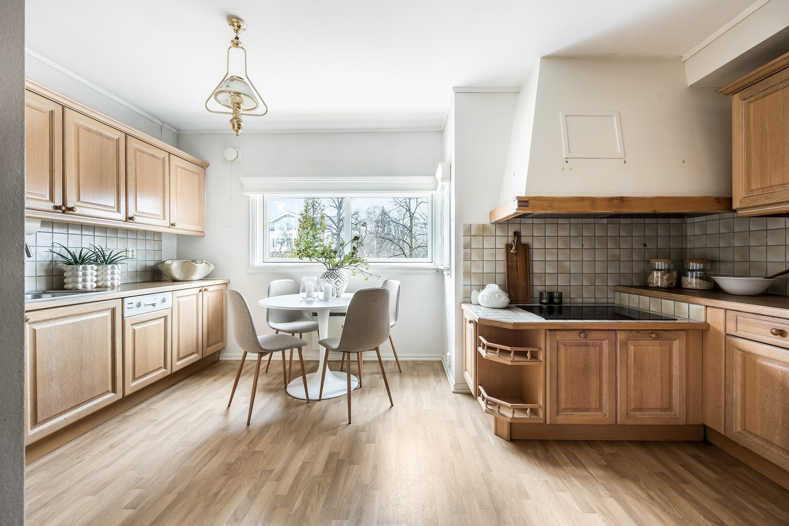 Separat kjøkken med hyggelig spiseplass foran vindu. Galleribilde