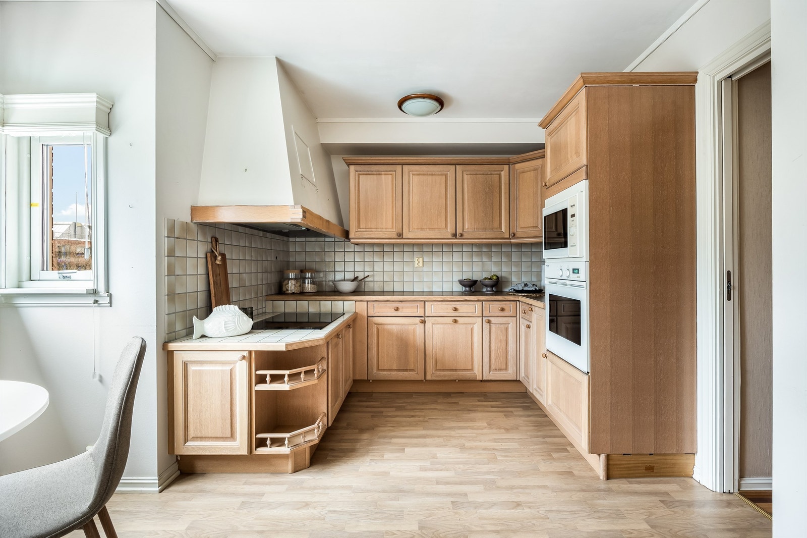 Kjøkkenet har integrerte hvitevarer, induksjonstopp, stekeovn, oppvaskmaskin og kjøleskap med frysedel. Galleribilde