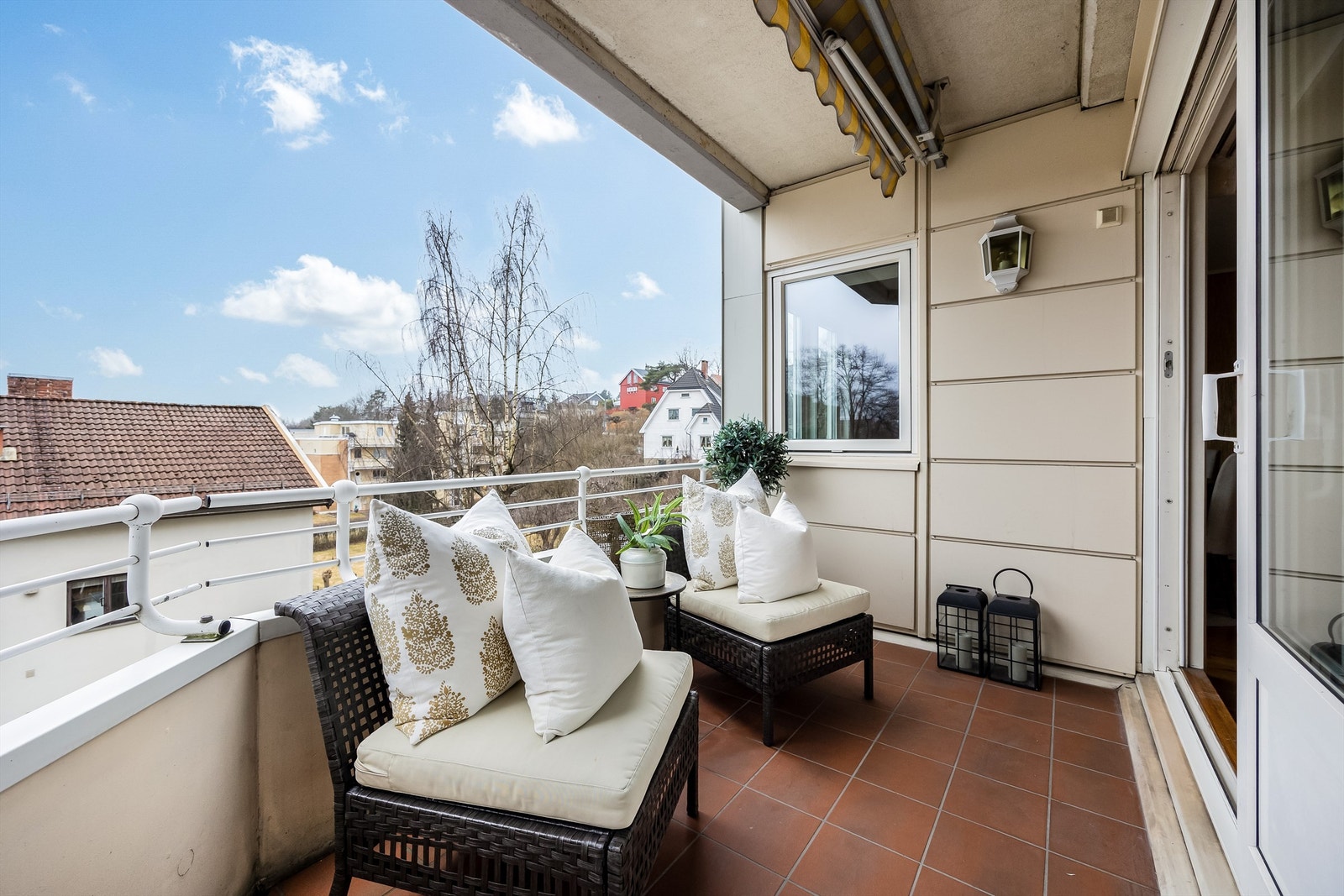 Balkongen vender mot rolig bakgård og har flotte asolforhold på ettermiddag og kveld. Galleribilde