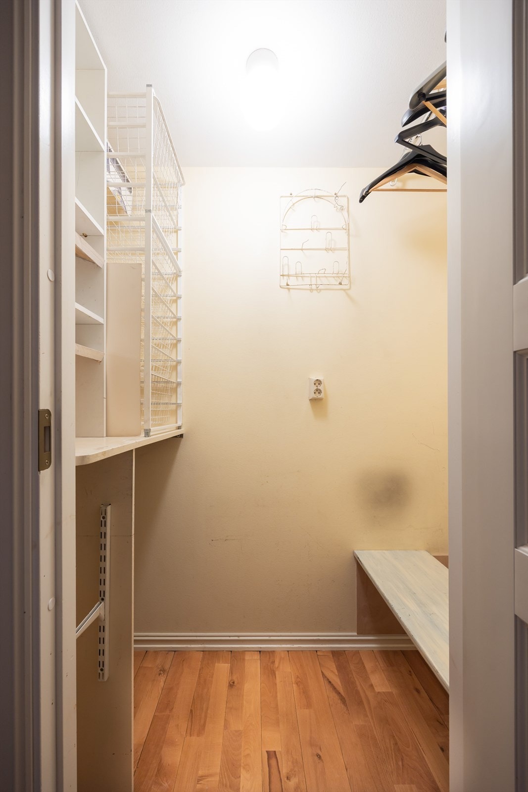 Innvendig bod/garderoberom i tilknytning til den blendede inngangen fra oppgang 26A. Galleribilde