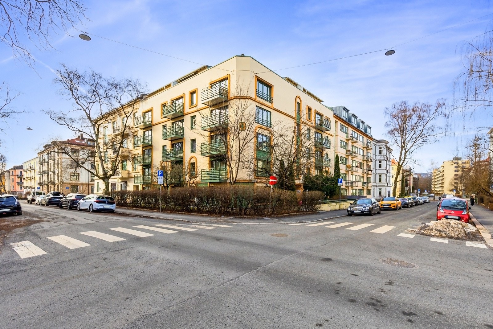 Sentralt og behagelig, omkranset av flotte park- og grøntområder, et pulserende byliv, alt av butikker og et rikt kollektivtilbud. Galleribilde