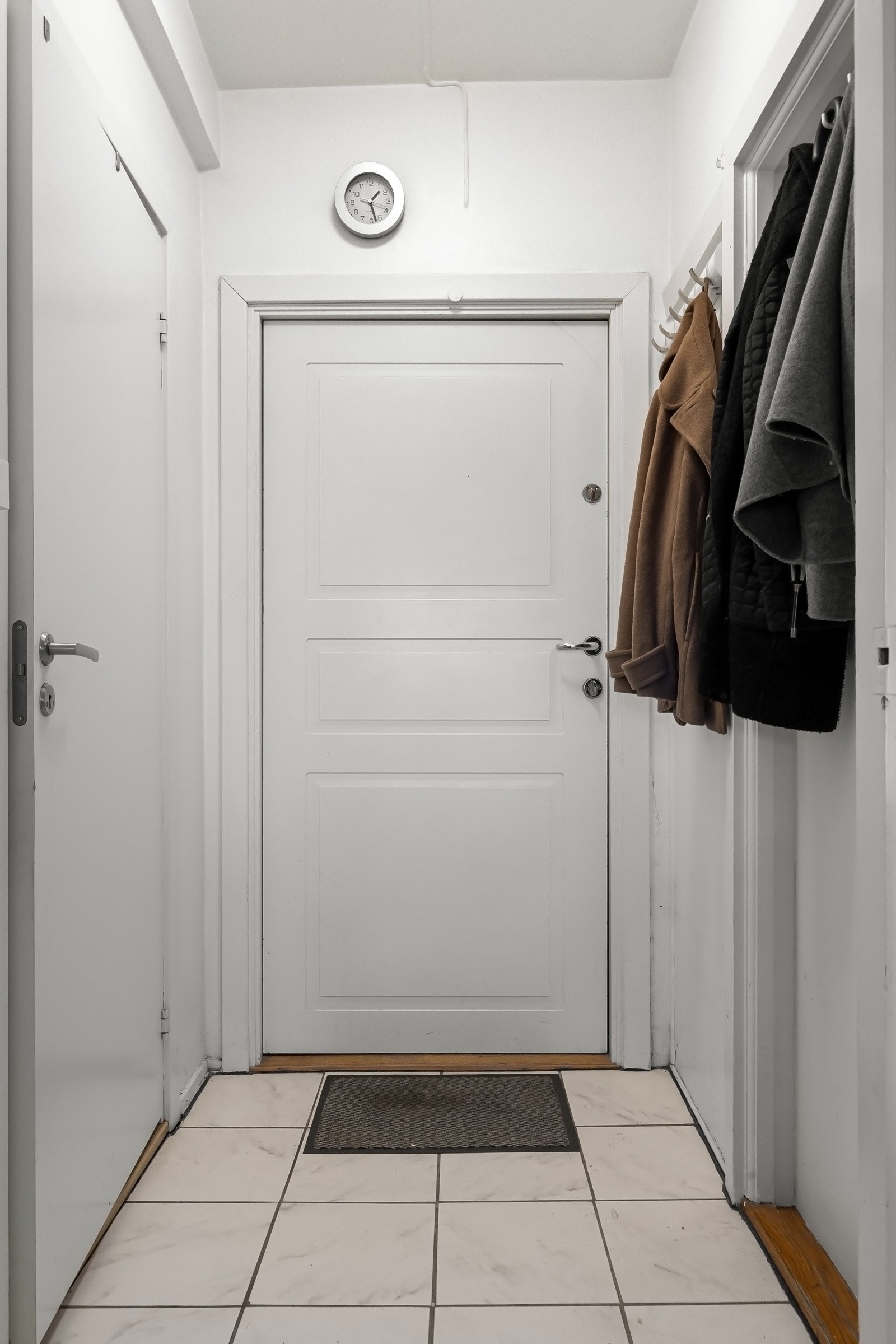 Entré med mulighet for å henge av seg yttertøy på vegg. Galleribilde