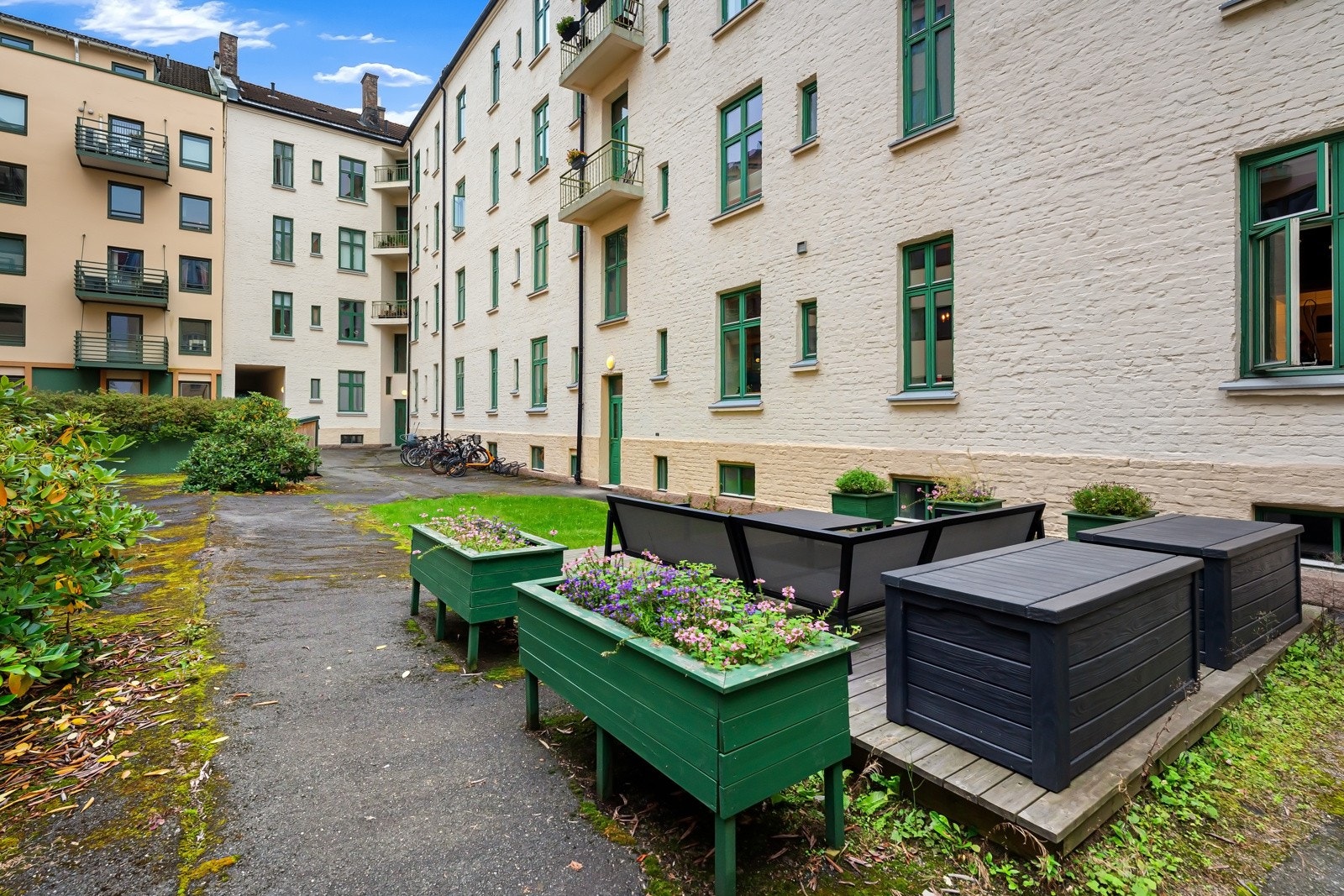Indre gårdsrom med beplantning og sittegruppe. Galleribilde
