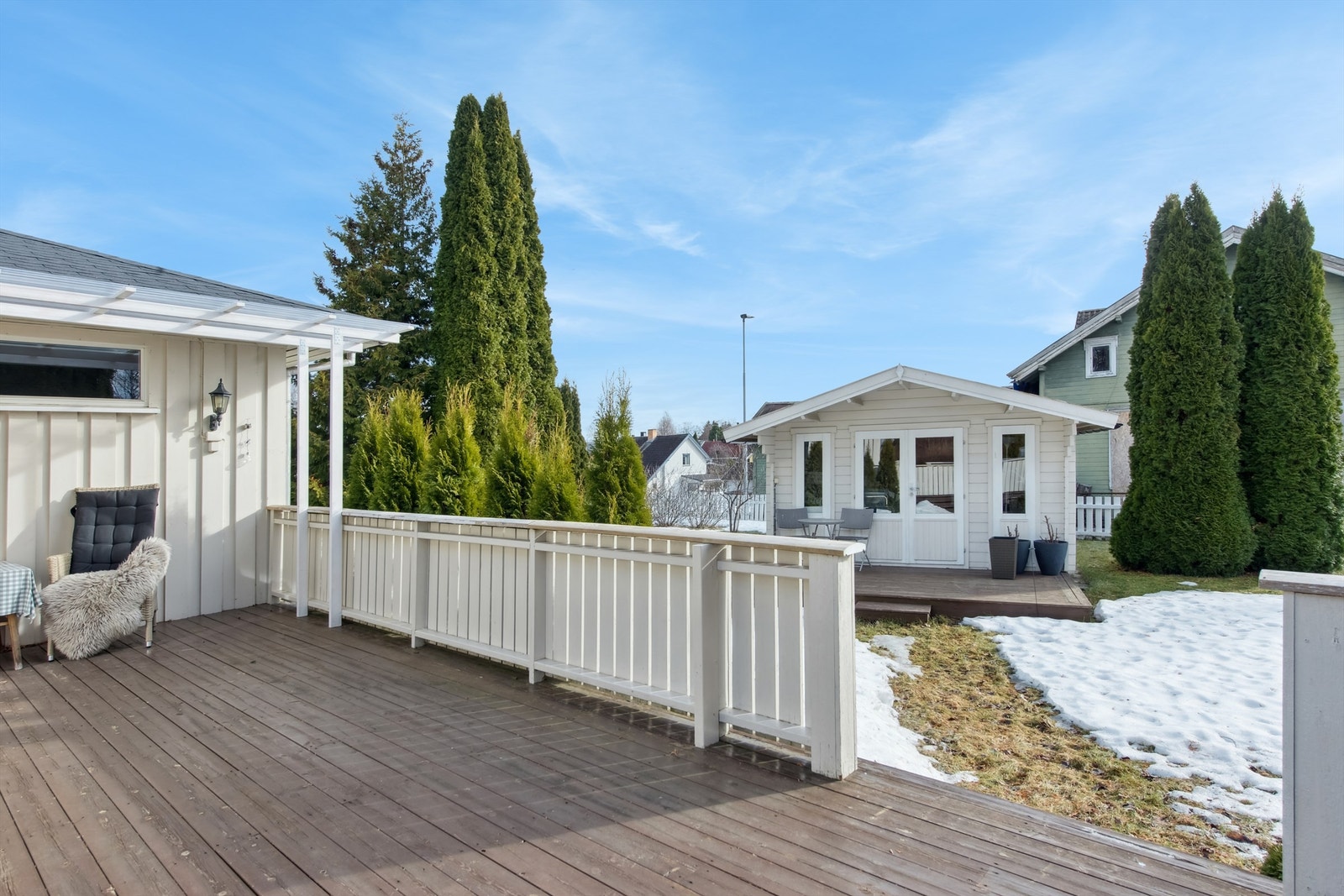 Boligen har en romslig terrasse med god plass til hagemøbler og grill. Videre har du god boltreplass til sitteplasser eller aktivitet i hagen. Galleribilde