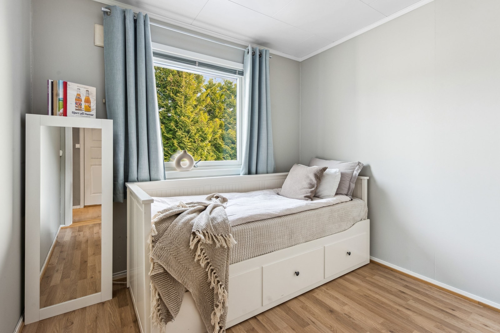 Boligen har to gode soverom, hvorav begge rommene har god garderobeplass. Galleribilde